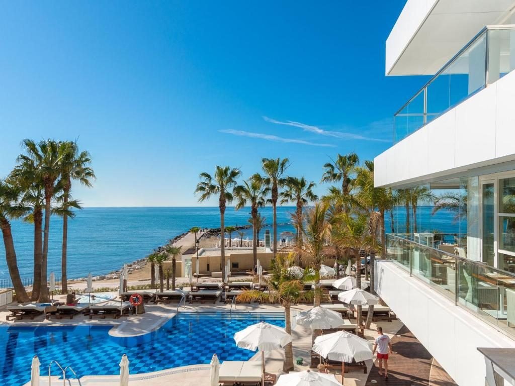 Vista de la piscina y el mar desde el Amàre Beach Hotel Marbella