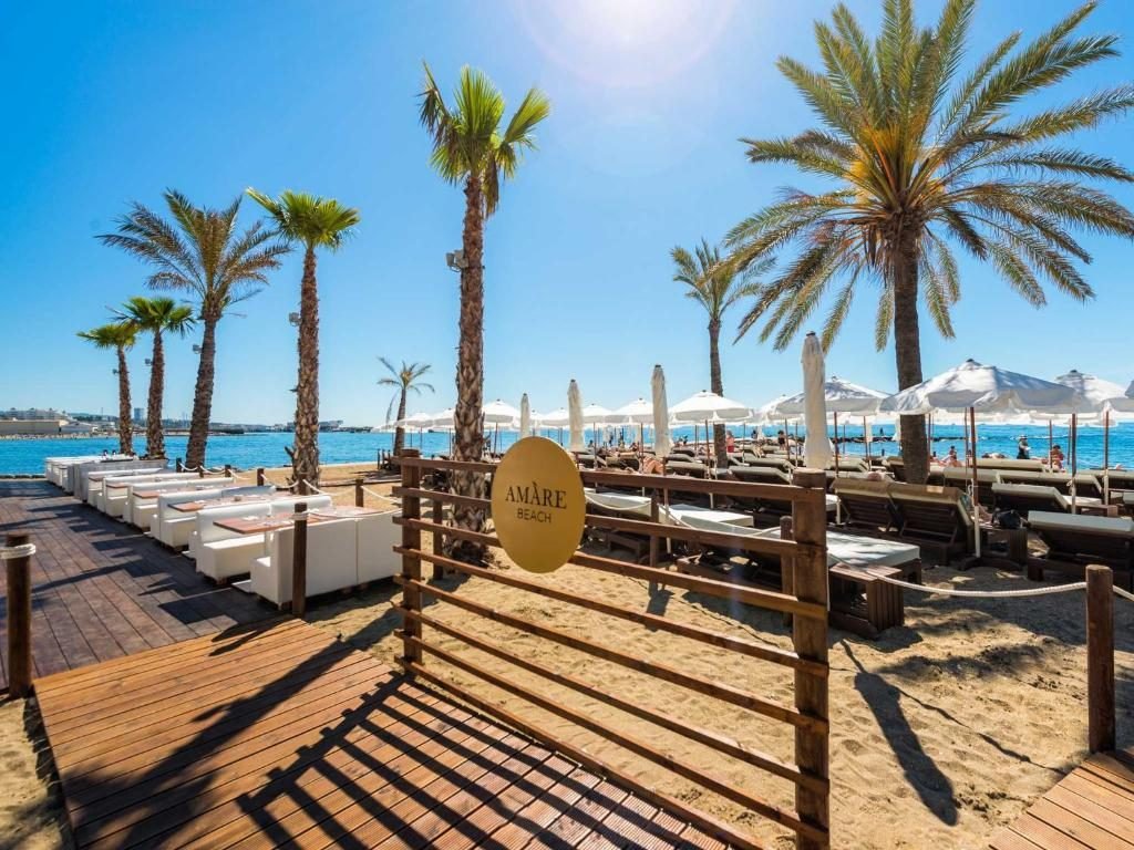 Entrada del beach club Amàre sobre la playa