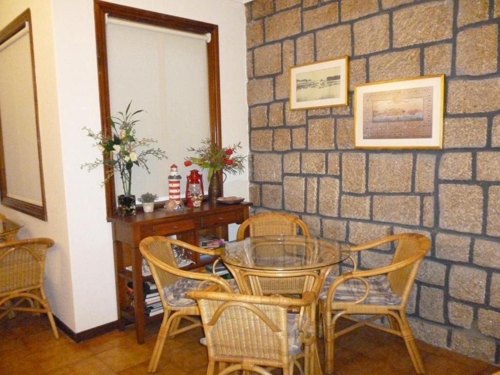 Salón del hostal Carabela La Pinta con pared de piedra