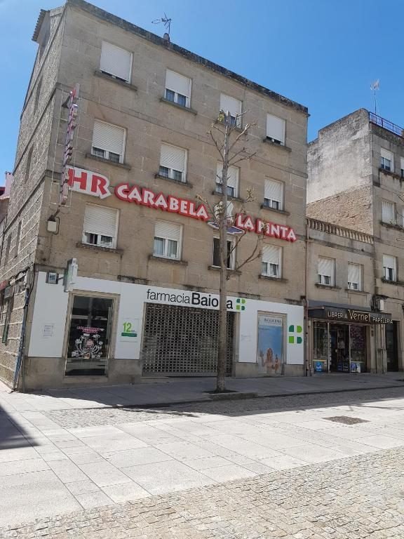 Fachada del hostal Carabela La Pinta en el centro de Baiona